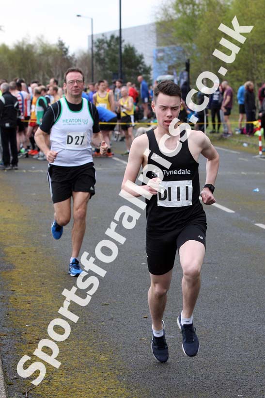 Senior mens relay, Elswick Good Friday Road Races. Photo: David T. Hewitson/Sports for All Pics